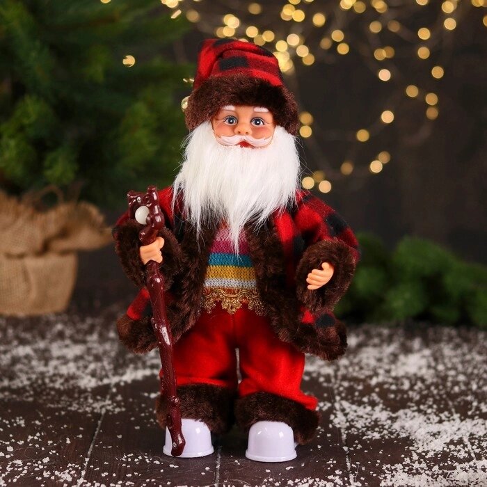 Дед Мороз "В полосатом свитере и с посохом" 27 см, двигается, красно-коричневый от компании Интернет-гипермаркет «MOLL» - фото 1