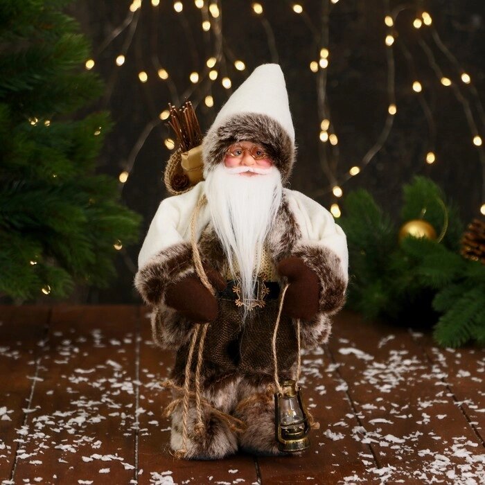 Дед Мороз "В пушистом колпачке, с фонариком и подарками" 28 см, двигается, серо-белый от компании Интернет-гипермаркет «MOLL» - фото 1
