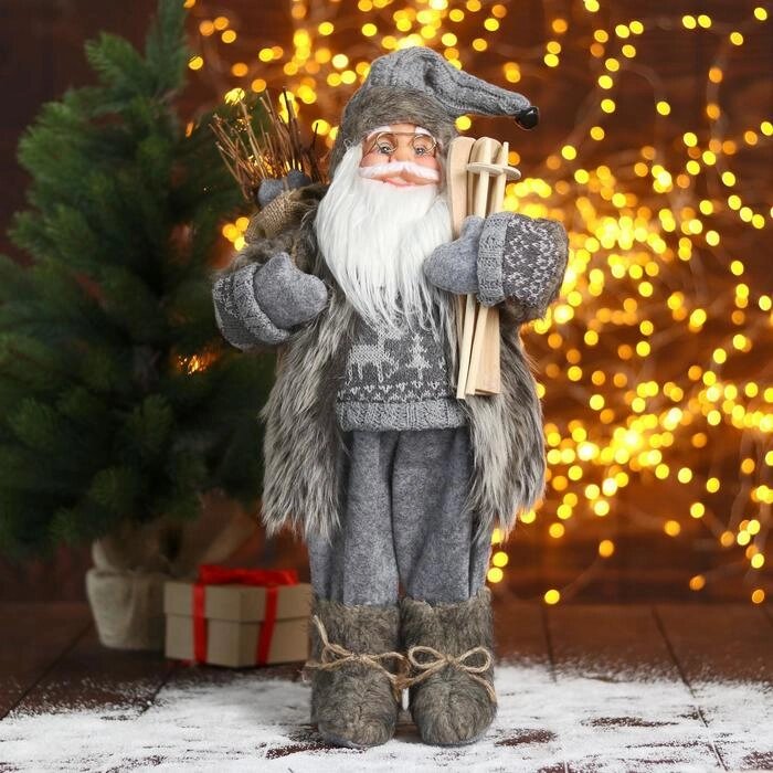Дед Мороз "В сером костюме с лыжами" 23х45 см от компании Интернет-гипермаркет «MOLL» - фото 1