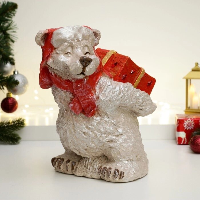 Фигура "Белый мишка в красной шапке с подарком" 28х26см от компании Интернет-гипермаркет «MOLL» - фото 1