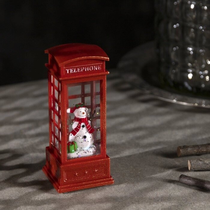 Фигура свет. "Снеговик в красной телефонной будке" 12х5х5 см, 1 LED, блестки, Т/БЕЛЫЙ от компании Интернет-гипермаркет «MOLL» - фото 1