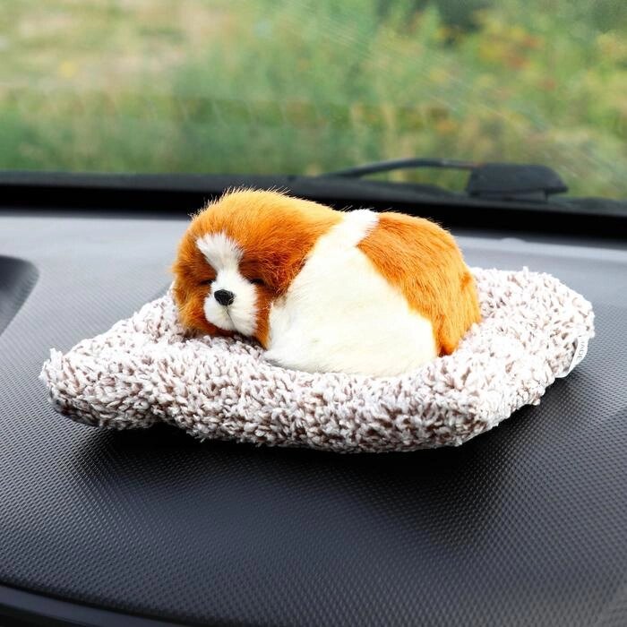 Игрушка на панель авто, собака на подушке, бело-рыжий окрас от компании Интернет-гипермаркет «MOLL» - фото 1