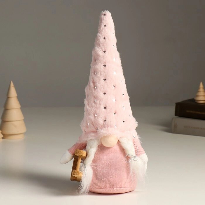 Кукла интерьерная "Бабуся в меховом розовом колпаке со звёздами и санками" 32 см от компании Интернет-гипермаркет «MOLL» - фото 1