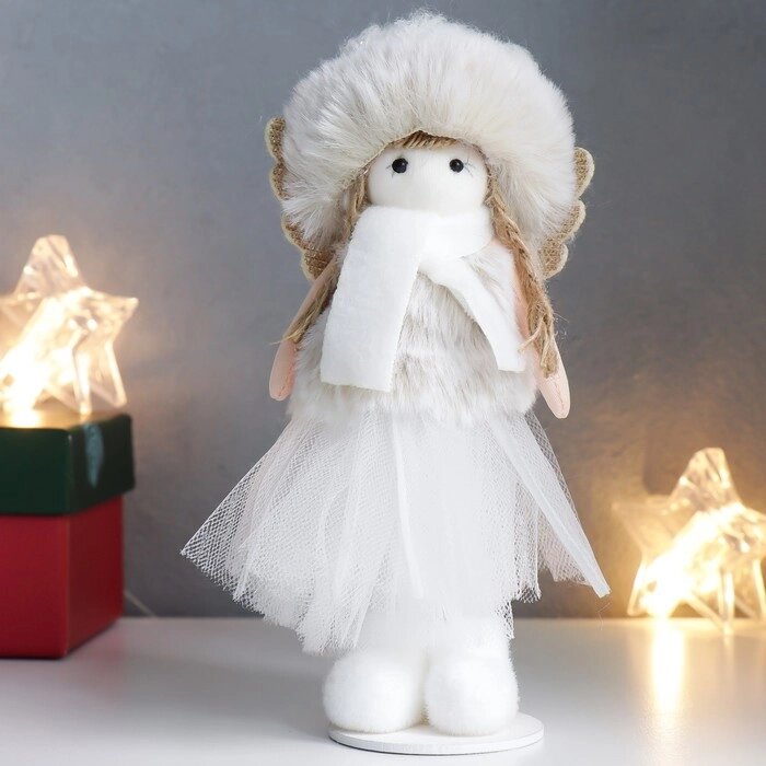 Кукла интерьерная "Девочка в платье, пушистой серой шубке и шапке с крыльями" 16 см от компании Интернет-гипермаркет «MOLL» - фото 1