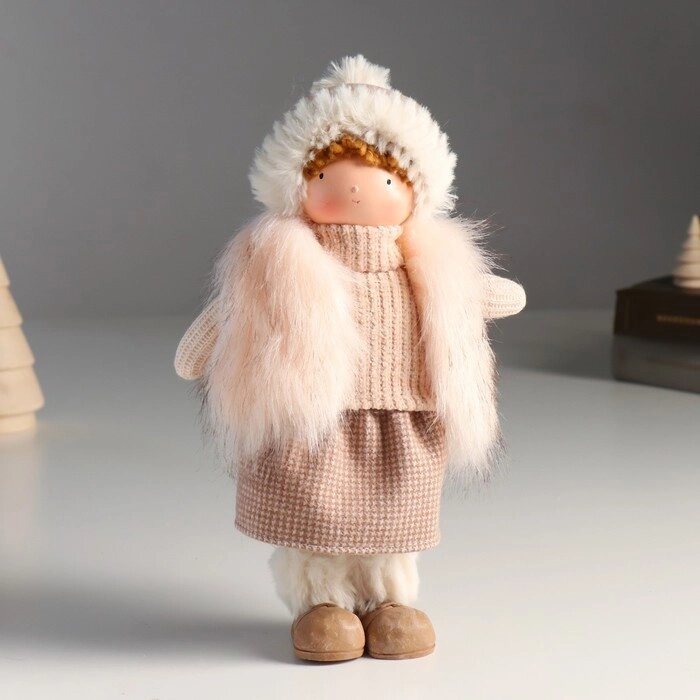 Кукла интерьерная "Малышка в меховом жилете и в шапке с помпоном" 29,5х9х18 см от компании Интернет-гипермаркет «MOLL» - фото 1
