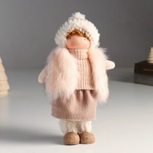 Кукла интерьерная "Малышка в меховом жилете и в шапке с помпоном" 29,5х9х18 см