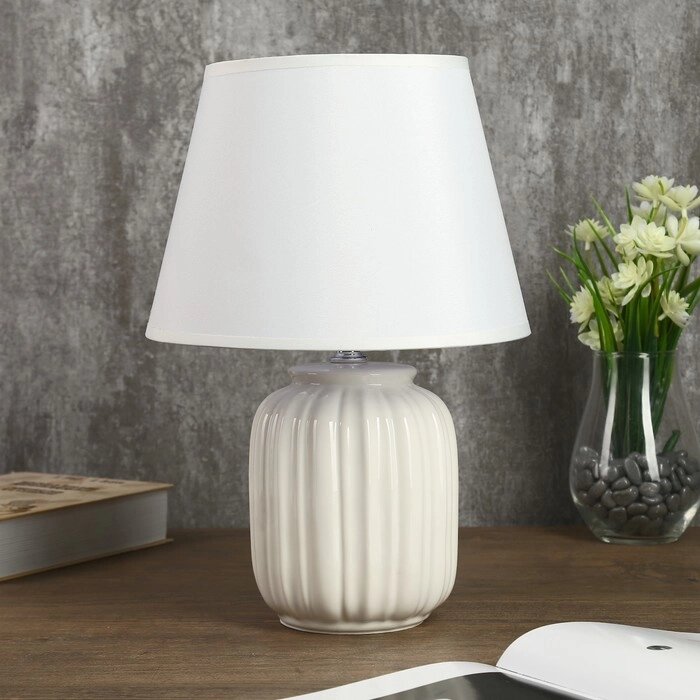 Лампа настольная "Астория" 1хЕ14 40Вт белый 22х22х33 см. от компании Интернет-гипермаркет «MOLL» - фото 1