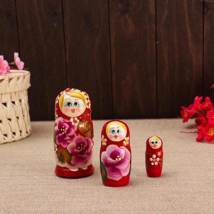 Матрёшка 3-х кукольная "Таня"розы, с божьей коровкой, 11см, ручная роспись. от компании Интернет-гипермаркет «MOLL» - фото 1