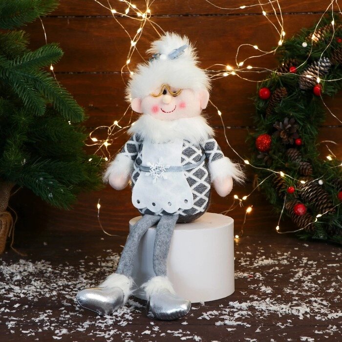 Мягкая игрушка "Бабушка Мороз в костюме с ремешком" 15х39 см, серый от компании Интернет-гипермаркет «MOLL» - фото 1