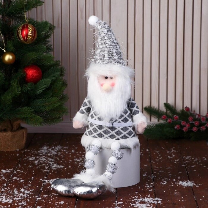 Мягкая игрушка "Дед Мороз в костюме с ремешком, ножки-бусинки" 15х39 см, серый от компании Интернет-гипермаркет «MOLL» - фото 1