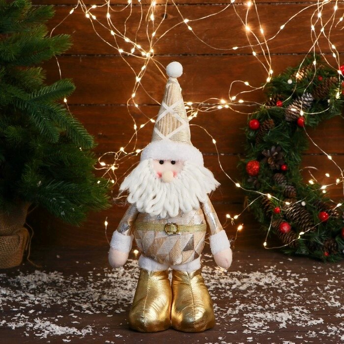 Мягкая игрушка "Дед Мороз в костюме с ромбиками" стоит, 15х30 см, золото от компании Интернет-гипермаркет «MOLL» - фото 1