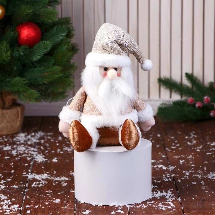 Мягкая игрушка "Дед Мороз в вязаном колпаке" сидит, 15х22 см, золотисто-коричневый от компании Интернет-гипермаркет «MOLL» - фото 1