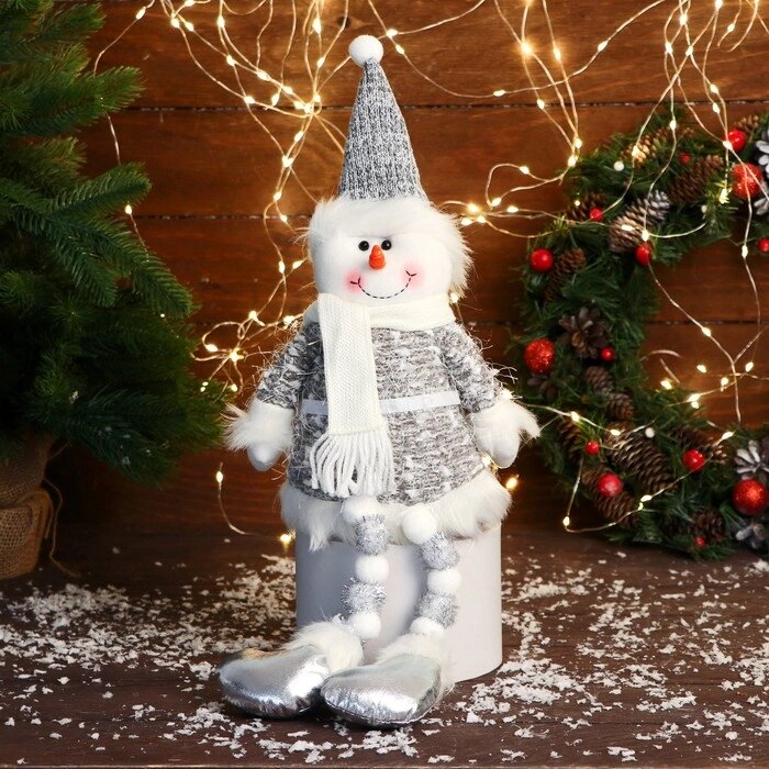 Мягкая игрушка "Снеговик в колпаке и шарфике, ножки-бусинки" 15х39 см, серый от компании Интернет-гипермаркет «MOLL» - фото 1
