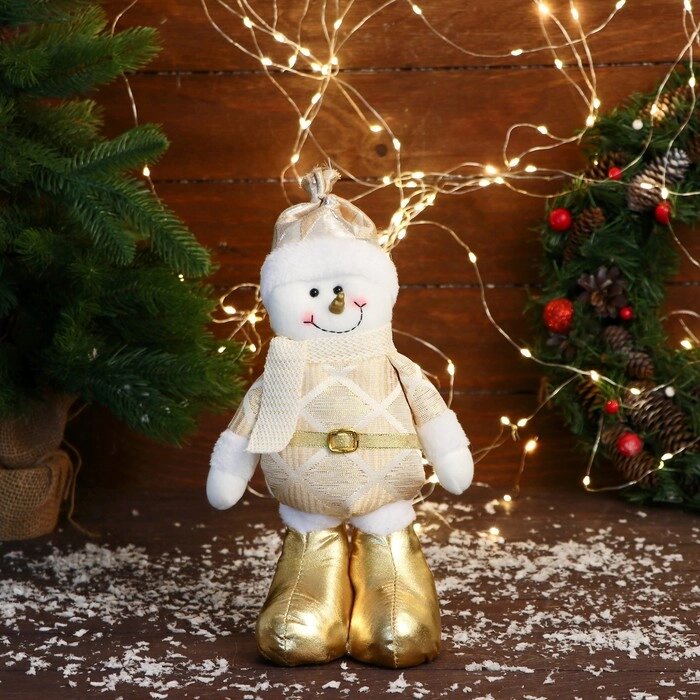 Мягкая игрушка "Снеговик в костюме с ромбиками" стоит, 15х28 см, золото от компании Интернет-гипермаркет «MOLL» - фото 1