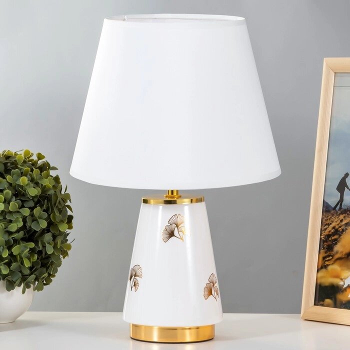 Настольная лампа Алира E14 40Вт бело-золотой 24х24х36 см от компании Интернет-гипермаркет «MOLL» - фото 1