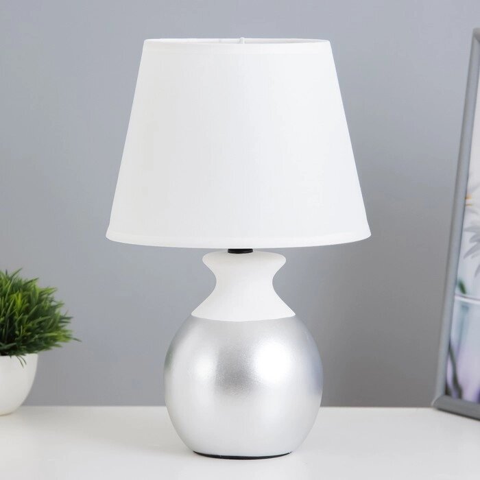 Настольная лампа "Даена" E14 40Вт бело-серебристый 20х20х31 см от компании Интернет-гипермаркет «MOLL» - фото 1