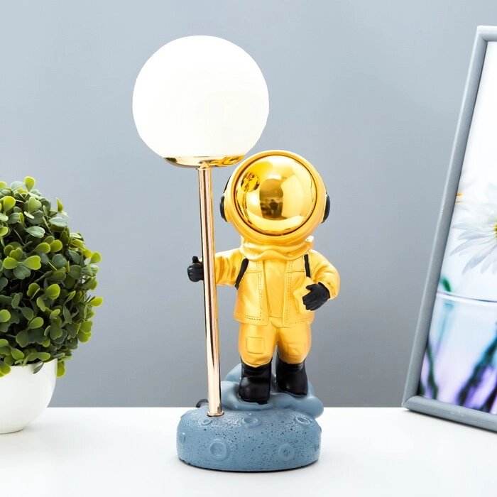 Настольная лампа "Космонавт" LED USB бело-золотой 14х10,5х31,5 см от компании Интернет-гипермаркет «MOLL» - фото 1