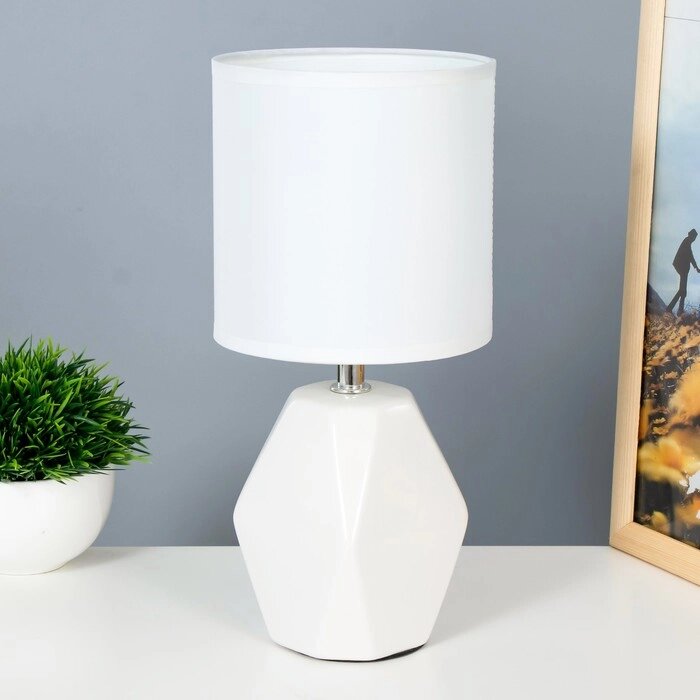 Настольная лампа "Латея" Е14 40Вт белый 13х13х28 см от компании Интернет-гипермаркет «MOLL» - фото 1
