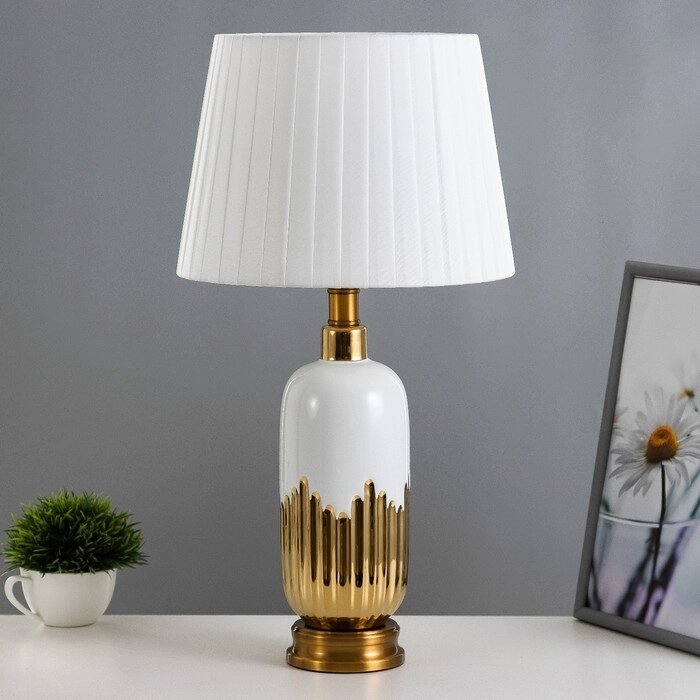 Настольная лампа "Маэстро" Е27 40Вт бело-золотой 28х28х53 см от компании Интернет-гипермаркет «MOLL» - фото 1
