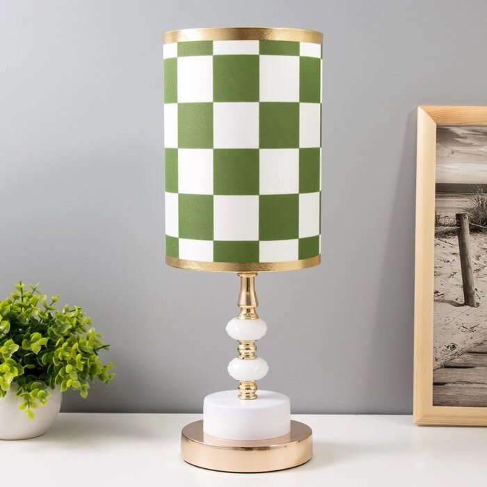 Настольная лампа "Шахматный стиль" Е27 40Вт бело-золотой 14х14х40 см от компании Интернет-гипермаркет «MOLL» - фото 1