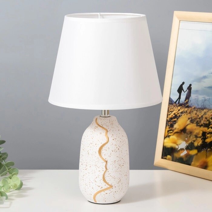 Настольная лампа "Жасмин" Е14 40Вт бело-золотой 20х20х33 см от компании Интернет-гипермаркет «MOLL» - фото 1