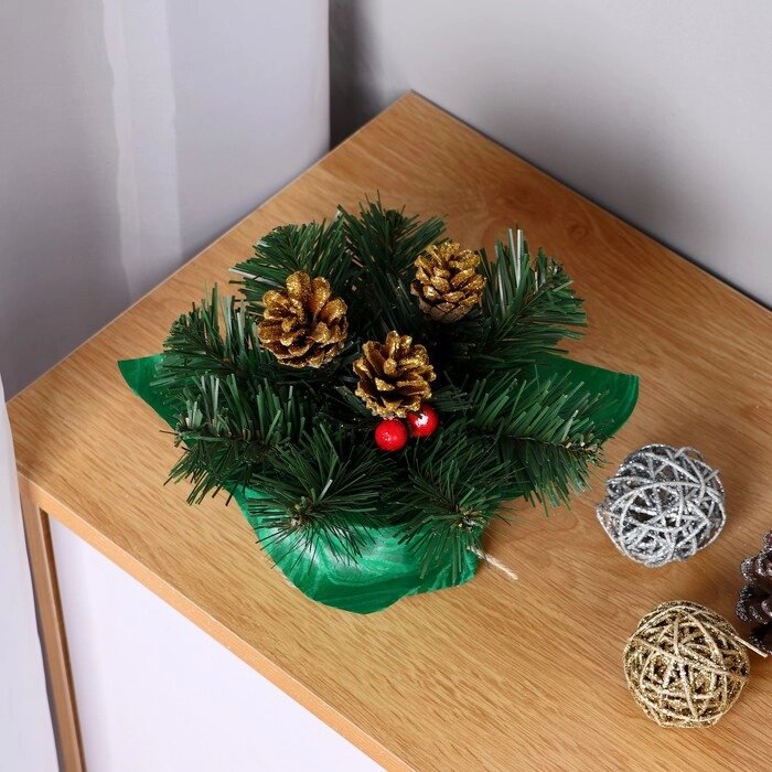 Новогодняя композиция "Рождевственская" шишки золото+ягоды 20 см от компании Интернет-гипермаркет «MOLL» - фото 1