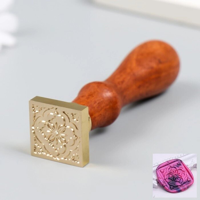 Печать для сургуча с деревянной ручкой "Ажурный цветок" 9х2,2х2,2 см от компании Интернет-гипермаркет «MOLL» - фото 1