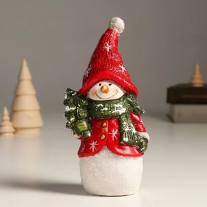 Сувенир полистоун "Снеговик в красном с зелёным шарфом, держит ёлку" 9,3х8,2х18,7 см