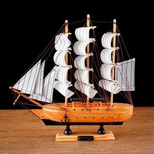 Корабль сувенирный средний "Глиндер", борт светлое дерево, паруса белые, 30х7х30 см