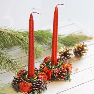 Набор свечей с подсвечником "Красные шишки и подарки" (набор 4 шт) 4*13*17 см