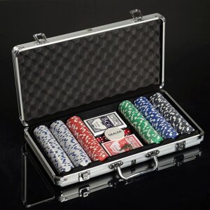 Покер в металлическом кейсе (2 колоды карт, 300 фишек с/номин, 5 кубиков), 21х39,5 см,