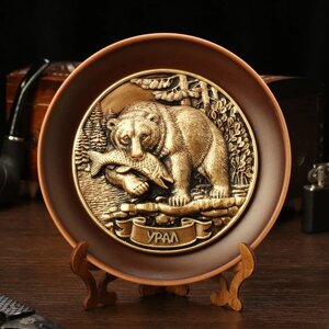 Тарелка сувенирная "Медведь с рыбой", керамика, гипс, d=16 см