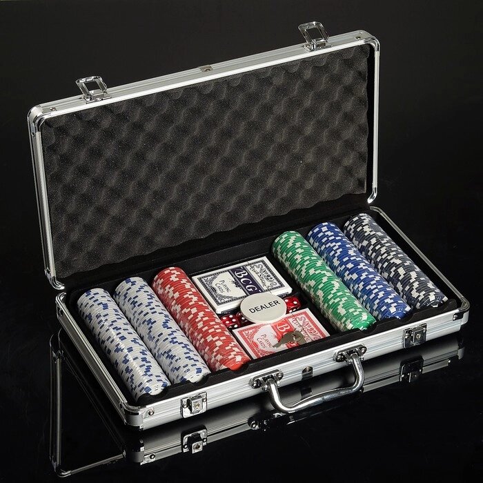 Покер в металлическом кейсе (2 колоды карт, 300 фишек с/номин, 5 кубиков), 21х39,5 см, от компании Интернет-гипермаркет «MOLL» - фото 1