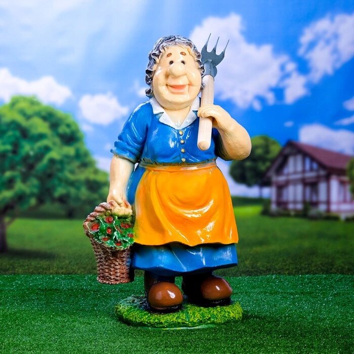 Садовая фигура "Баба с тяпкой" 23х37х63см от компании Интернет-гипермаркет «MOLL» - фото 1