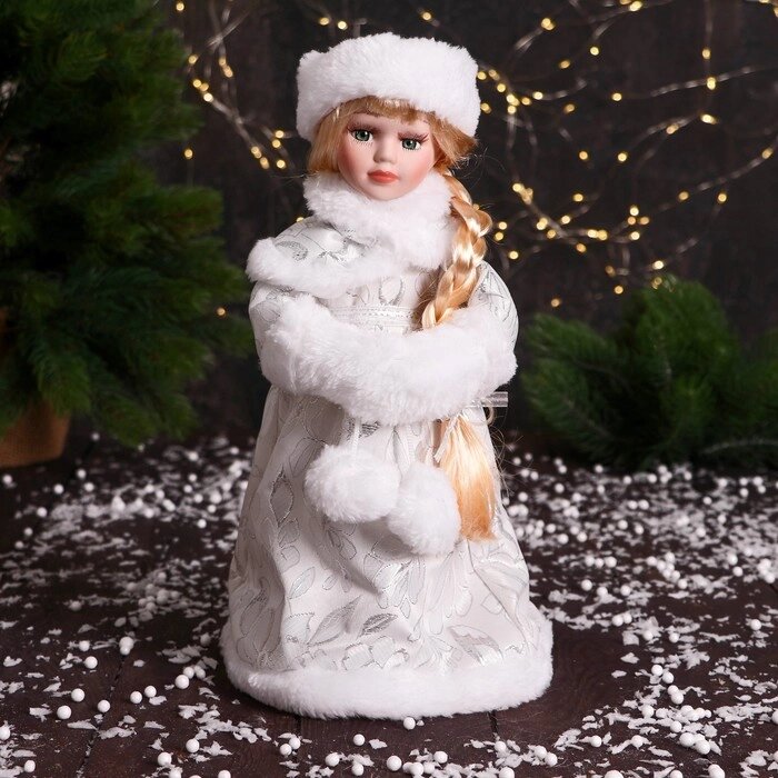 Снегурочка "В муфте с меховыми бомбошками" 33 см, серебристо-белый от компании Интернет-гипермаркет «MOLL» - фото 1