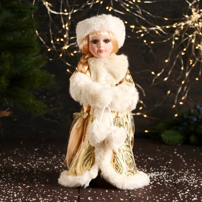 Снегурочка "В муфте с меховыми бомбошками" 33 см, золотисто-белый от компании Интернет-гипермаркет «MOLL» - фото 1