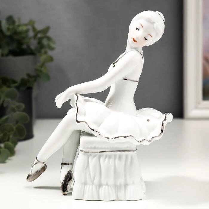 Сувенир керамика "Балерина на пуфике" белый с серебром 18х10х15,5 см от компании Интернет-гипермаркет «MOLL» - фото 1