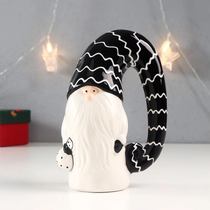 Сувенир керамика "Дед Мороз, чёрный колпак, белый зиг-заг, с мешком" 16,5х11х7,5 см от компании Интернет-гипермаркет «MOLL» - фото 1