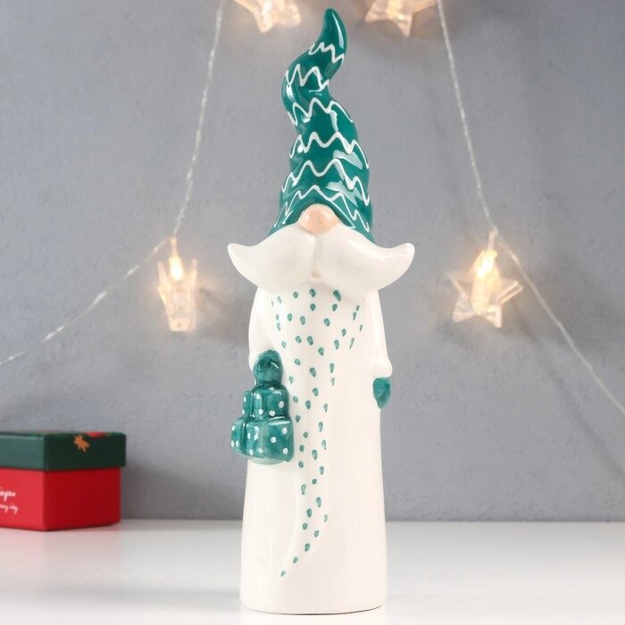 Сувенир керамика "Дед Мороз - усатый, зелёный колпак-зигзаг, с подарками" 26,9х8х6,7 см от компании Интернет-гипермаркет «MOLL» - фото 1