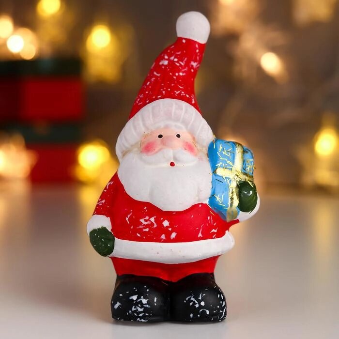 Сувенир керамика "Дед Мороз в красном кафтане и колпаке, с подарком" 11,5х6,5х4,8 см от компании Интернет-гипермаркет «MOLL» - фото 1