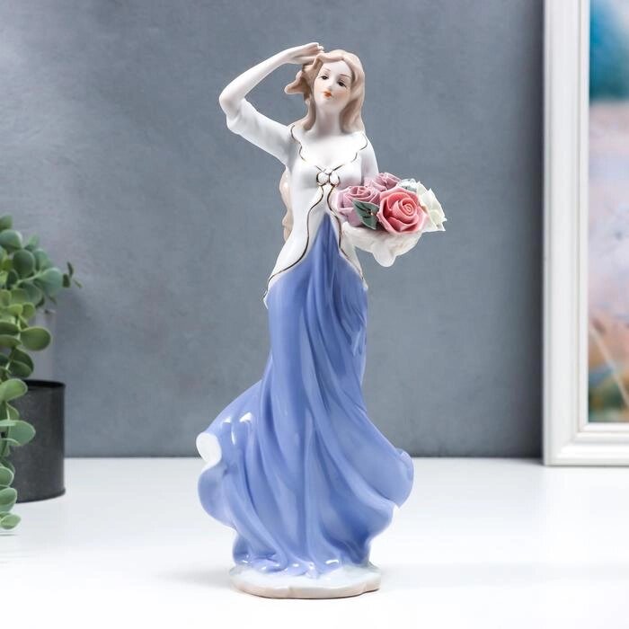 Сувенир керамика "Девушка в белой тунике и голубой юбке с охапкой роз" 30 см от компании Интернет-гипермаркет «MOLL» - фото 1
