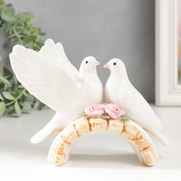 Сувенир керамика "Два белых голубя на мостике с розами" 9,5х12,5х6 см от компании Интернет-гипермаркет «MOLL» - фото 1