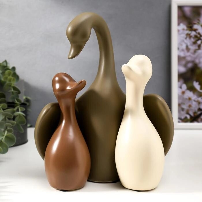 Сувенир керамика "Лебедь с детками" матовый набор 3 шт h=15; 17; 23 см от компании Интернет-гипермаркет «MOLL» - фото 1