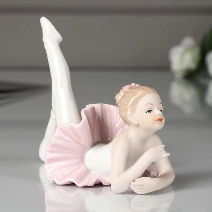 Сувенир керамика "Малышка-балерина в пачке с розовой юбкой, тянет ножку" 11х13,5х7,5 см от компании Интернет-гипермаркет «MOLL» - фото 1