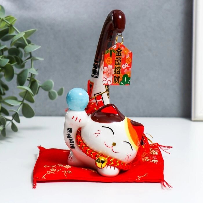 Сувенир керамика "Манэки-нэко с шариком и подвеской" 9х7х15,5 см от компании Интернет-гипермаркет «MOLL» - фото 1
