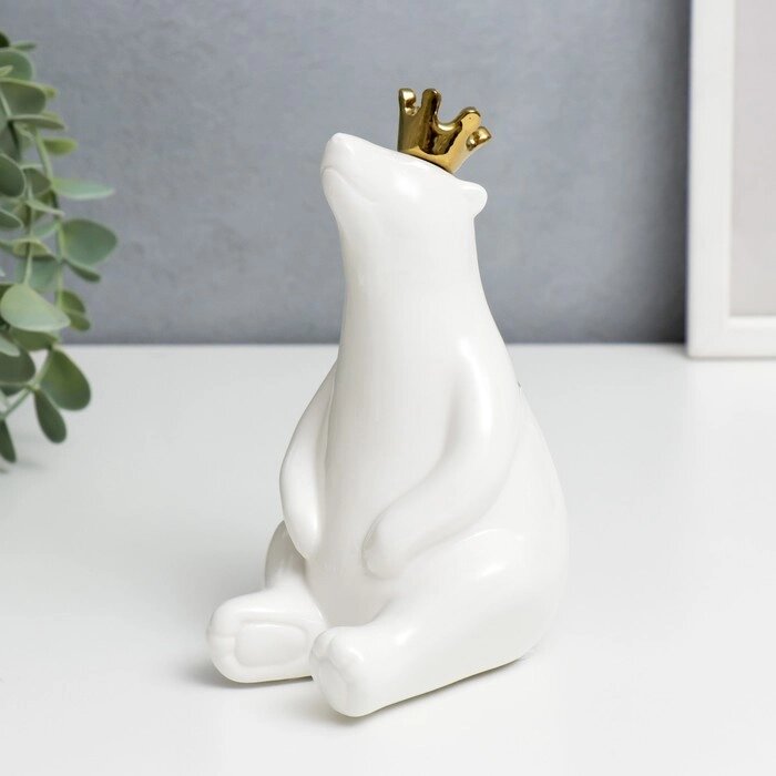 Сувенир керамика "Медведь в золотом цилидре, сидит" белый 15х10,5х9 см от компании Интернет-гипермаркет «MOLL» - фото 1