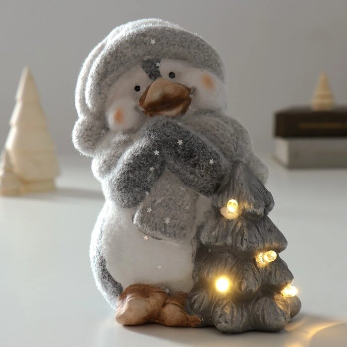 Сувенир керамика свет "Пингвин в новогоднем колпаке и шарфике у ёлочки" 12х8,8х15,8 см от компании Интернет-гипермаркет «MOLL» - фото 1