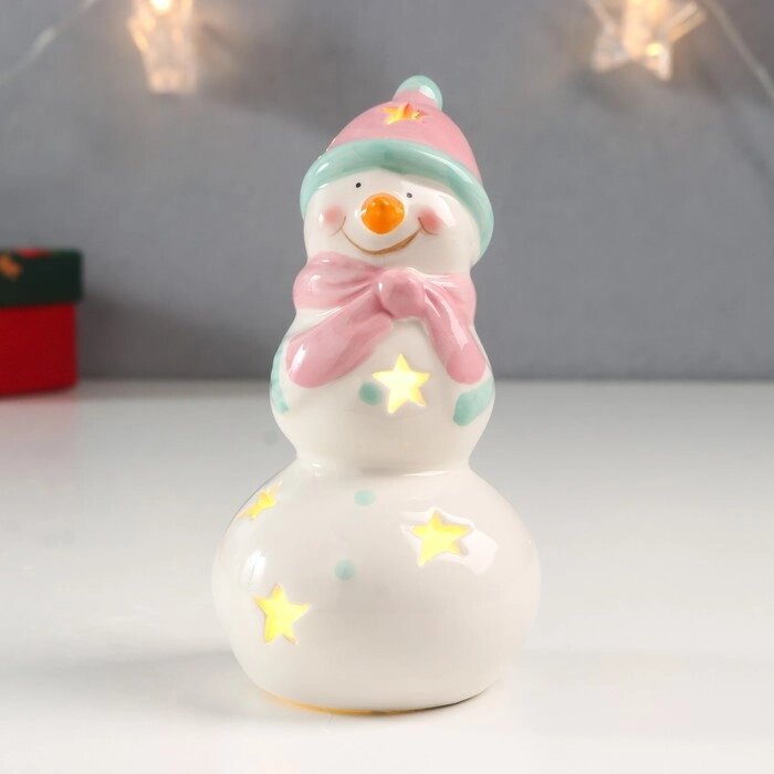 Сувенир керамика свет "Снеговик, розовая шапка и шарф, звёздочки" 11,5х6х6 см от компании Интернет-гипермаркет «MOLL» - фото 1