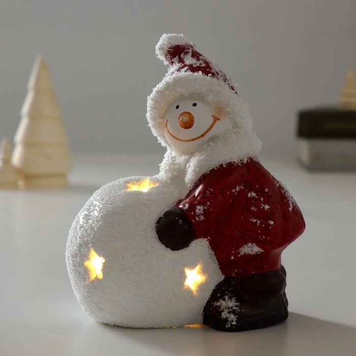 Сувенир керамика свет "Снеговик в красном пуховике со снежным шаром" 10,8х8х13,7 см от компании Интернет-гипермаркет «MOLL» - фото 1