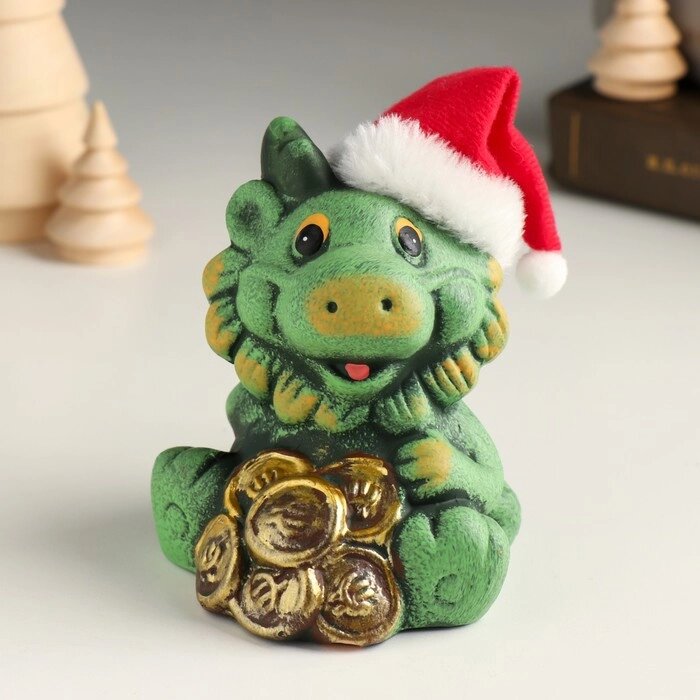 Сувенир керамика "Зелёный глиняный дракон в новогоднем колпаке с монетами" 8,2х8х10,4 см от компании Интернет-гипермаркет «MOLL» - фото 1